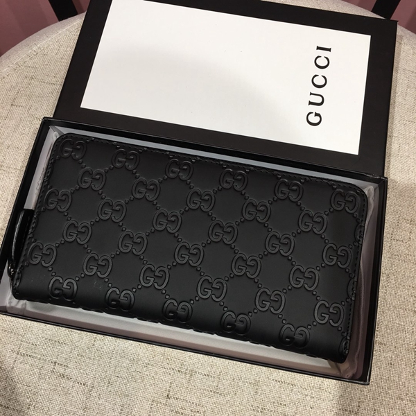 グッチ財布コピー着用イメージ